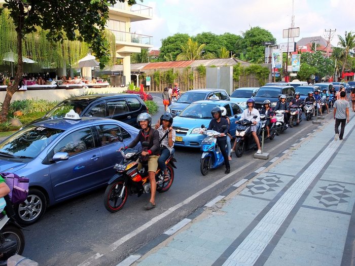 2714816_75_tipichniy_traffic_na_uge_bali (700x525, 123Kb)