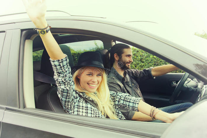 jeunes-couples-heureux-conduisant-sur-la-route-61156221 (700x466, 56Kb)