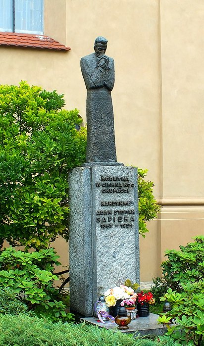 Kraków,_pomnik_kardynała_Adama_Stefana_Sapiehy (412x700, 110Kb)