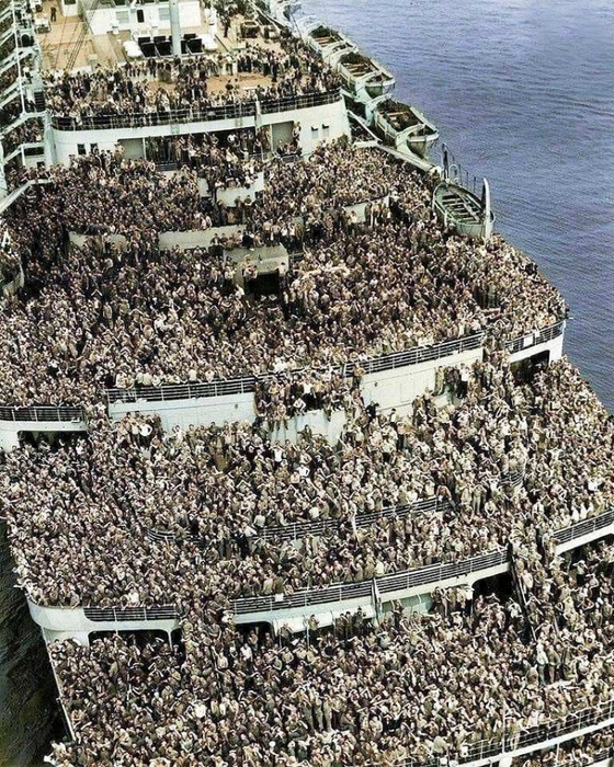 The RMS Queen Elizabeth pulling into New York with service men returning home after the end of World War 2, 1945.⁣ (560x700, 576Kb)