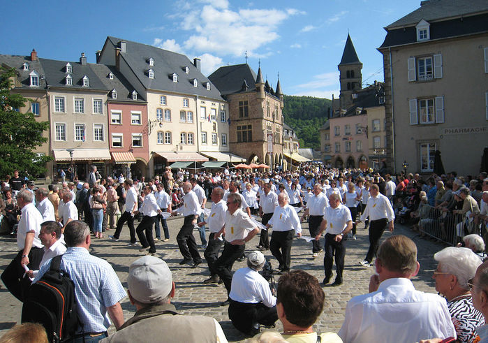 2714816_1024pxEchternachDancingProcession (700x491, 112Kb)