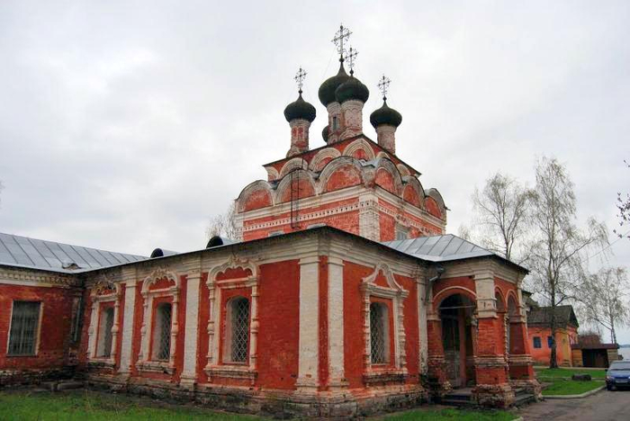 0_0 Троицкий собор основан в 1697 г. на месте Осташковской крепости. (700x468, 267Kb)