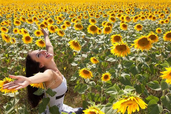 5152557_depositphotos_26457827stockphotocheerfulinasunflowerfield_1_ (700x466, 101Kb)