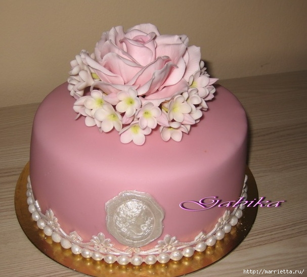 Праздничный торт с розами из сахарной мастики (10) (607x548, 170Kb)