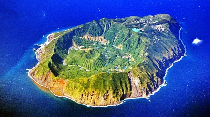Удивительный остров вулкан Аогасима в Японии