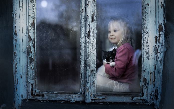 Cute-child-girl-and-kitten-look-out-window_1920x1200 (700x437, 319Kb)