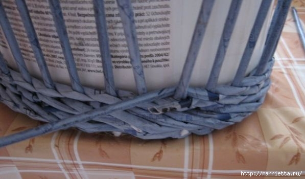 Плетение узора «елочка». Корзинка из газет (3) (597x350, 99Kb)