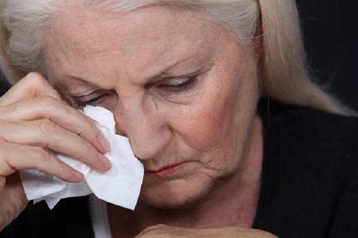 depositphotos_9585370-stock-photo-old-lady-crying (700x466, 65Kb)