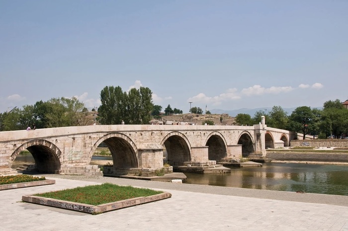 Stone-bridge-Vardar-River-Skopje-North-Macedonia (900x665, 95Kb)