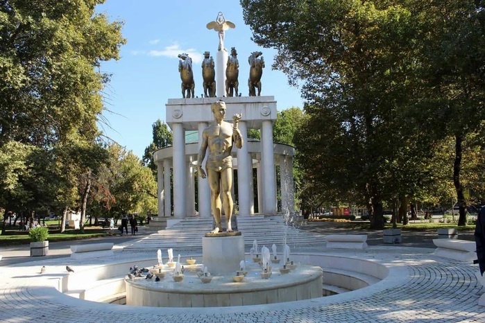Esculturas-de-Skopje. (900x666, 165Kb)