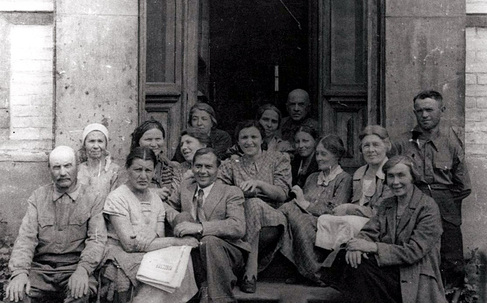 0-0 коллектив мелекесского отделения библиотеки в июле 1945 г. (700x436, 259Kb)