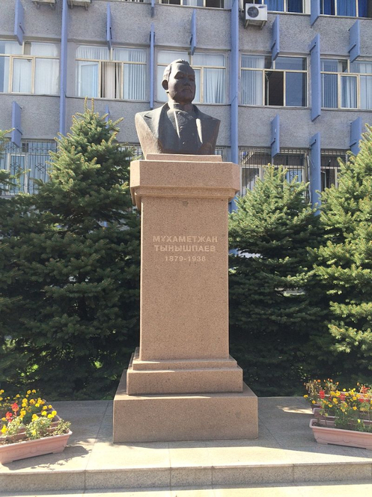 Tynyshpayev_Mukhamedzhanov_statue,_Almaty (525x700, 416Kb)
