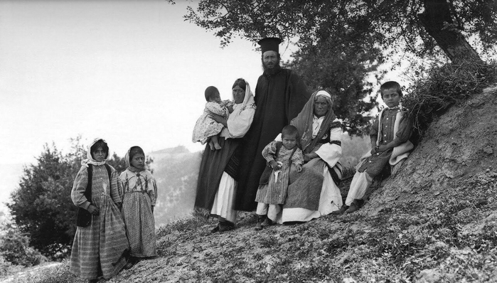 1903 Семья греческого священника (700x398, 204Kb)