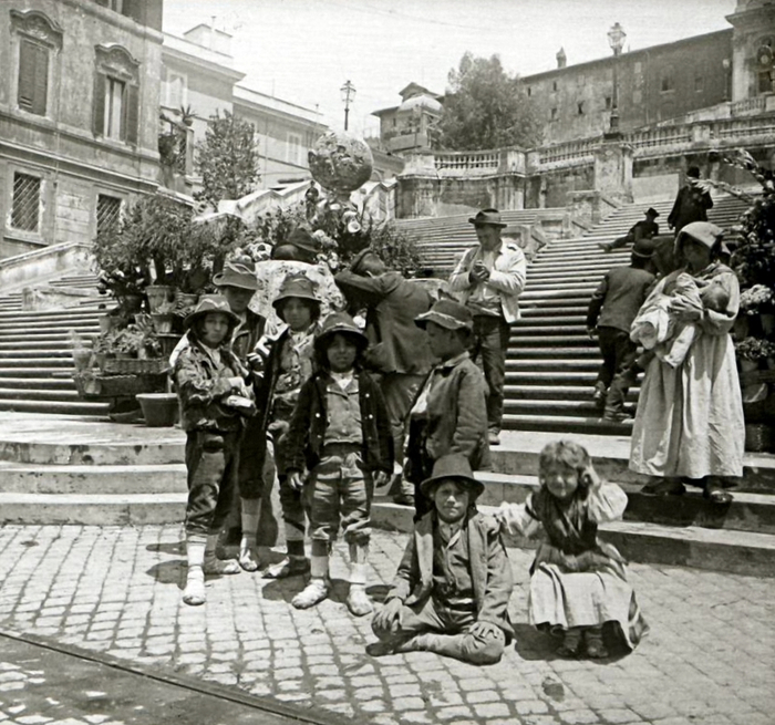 1903. талия.  им. Дети в национальных костюмах у спанской лестницы (700x655, 436Kb)