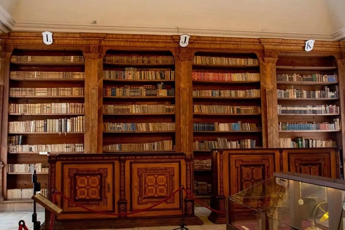 mikulov-castle-library (900x666, 128Kb)