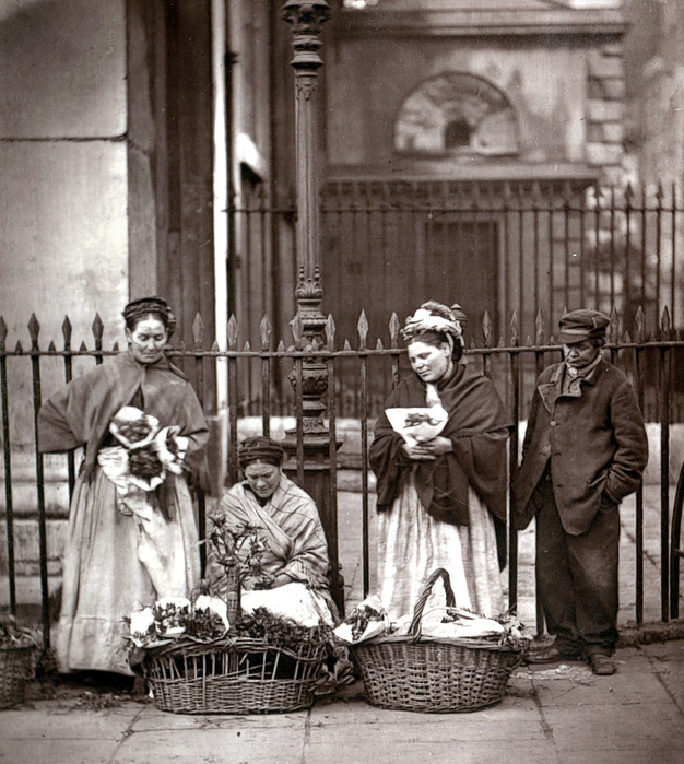 Англия Лондонские цветочницы возле театра Ковент Гарден, вторая половина XIX века (626x700, 515Kb)