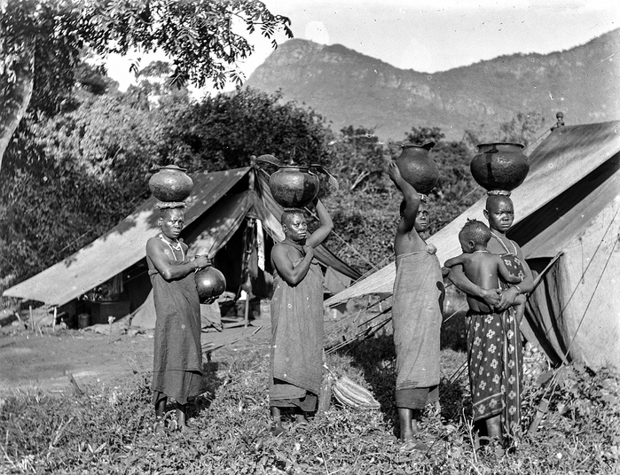 Африка  Четыре женщины шамбала с глиняными кувшинами на голове, 1900 год (700x536, 304Kb)