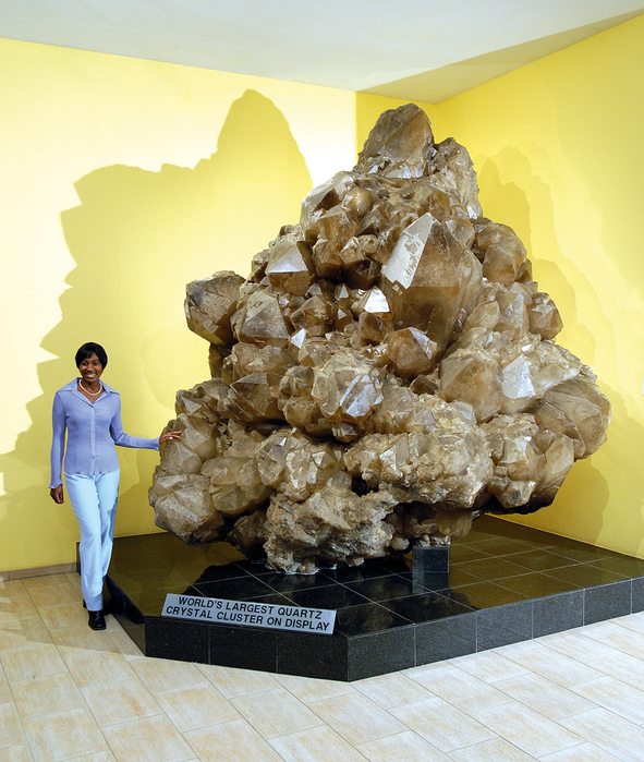 World's largest quartz crystal cluster on display. (591x700, 521Kb)
