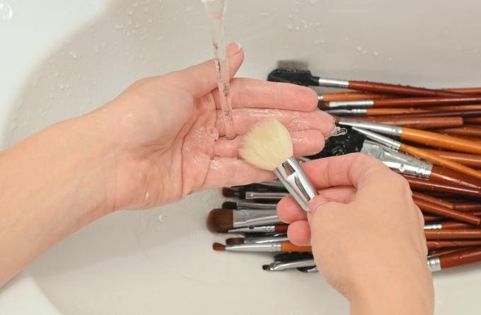 cồn ethanol 90 độ dùng trong mỹ phẩm/7360092_conytelamsachdungcumakeup (680x445, 30Kb)