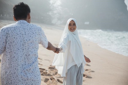 7332210_romanticmuslimcoupleholdinghandhavingfunbeachromanticmuslimcoupleholdinghand123061708 (500x333, 44Kb)