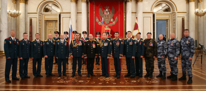 7290319_General_armii_Viktor_Zolotov_vrychil_troim_rosgvardeicam_Zolotie_Zvezdi_Geroev_Rossii_1_ (700x311, 385Kb)