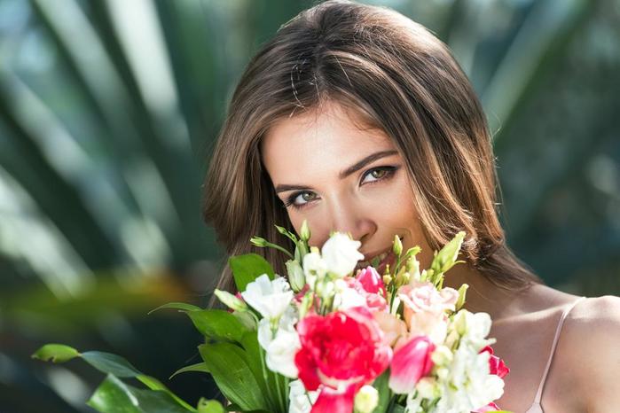 7313171_stockphotowomanwithbouquetofflowers (700x466, 44Kb)