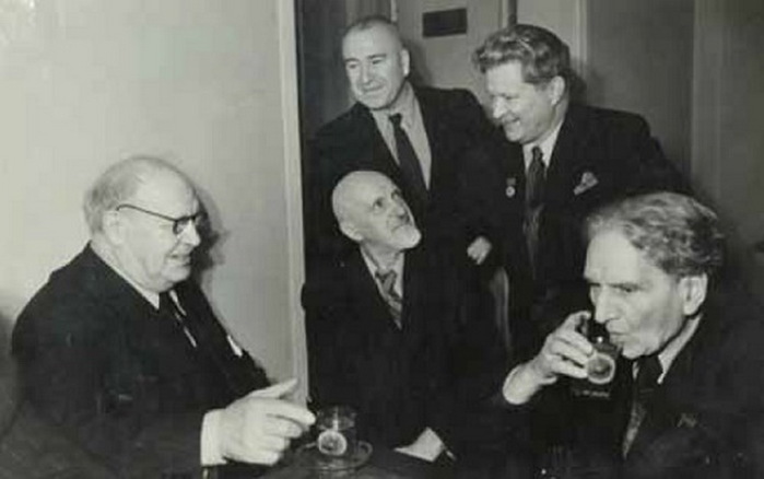 1953 From left to right  P. Konchalovsky, K. Yuon, M. Saryan. Standing  A. Deineka, F. Bogorodsky. 1953 (700x438, 52Kb)