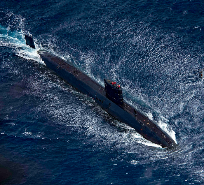 1990Royal_Navy_Trafalgar-class_submarine_HMS_Trenchant_(S91) (700x635, 672Kb)