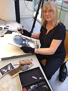 220px-Ruth_Sanderson_clayboard_and_scratchboard_demonstration_at_Boston_Museum_of_Fine_Arts (220x294, 70Kb)