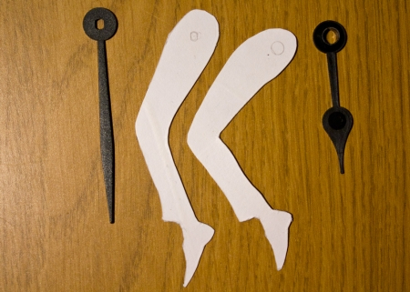 Настенные часы со стрелками-ногами Джона Клиза (15) (450x321, 162Kb)