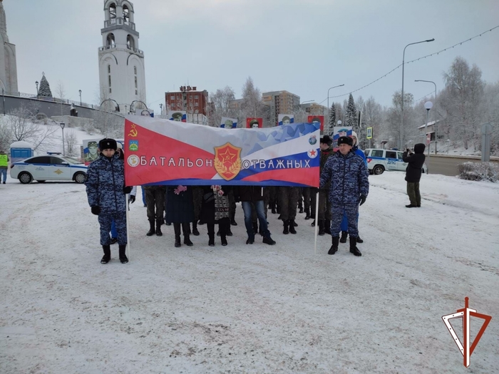 7290319_V_Ugre_Rosgvardiya_prinimaet_ychastie_v_meropriyatiyah_posvyashennih_Dnu_geroev_Otechestva (700x525, 248Kb)