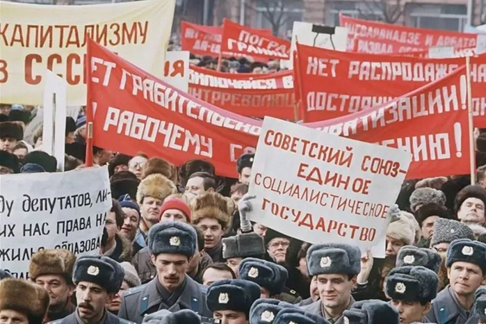 3039108_oni_razdelili_territoriu_i_imyshestvo_syshestvyushego_edinogo_socialisticheskogo_gosydarstva_SSSR (700x466, 398Kb)