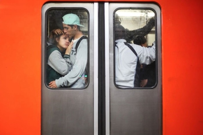 Момент в метро, Мехико. Автор Quentin Cherrier (700x466, 49Kb)