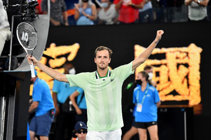 russia-daniil-medvedev-celebrates-beating-canada-felix-auger-aliassime-afp (700x466, 313Kb)