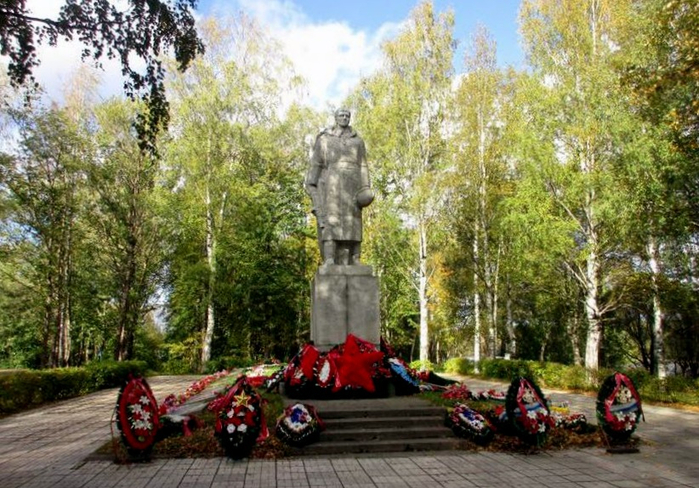 0 0 Памятник Скорбящий солдат (700x488, 447Kb)