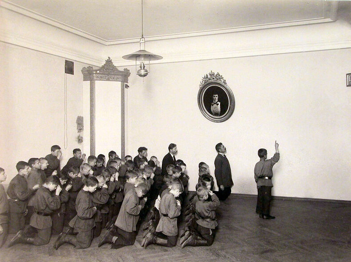  оссия  Воспитанники приюта попечительства о глухонемых во время молитвы, 1899 год (700x523, 415Kb)
