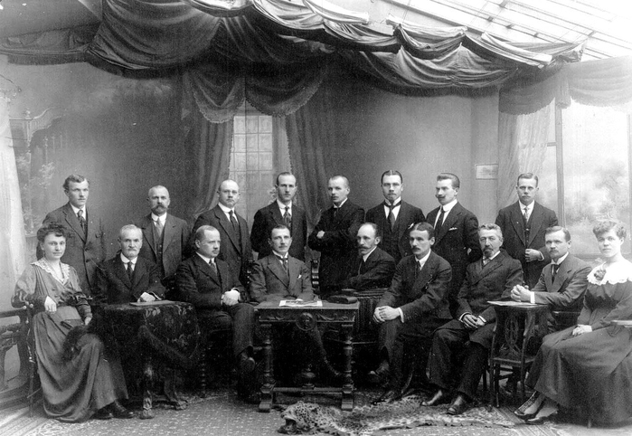  оссия  Группа служащих правления товарищества Скороход, 1915 год (700x482, 238Kb)