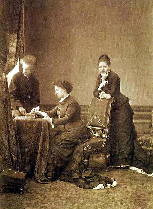  оссия  Семейное чтение. Фото А.Карелина, 1872 год (508x693, 304Kb)