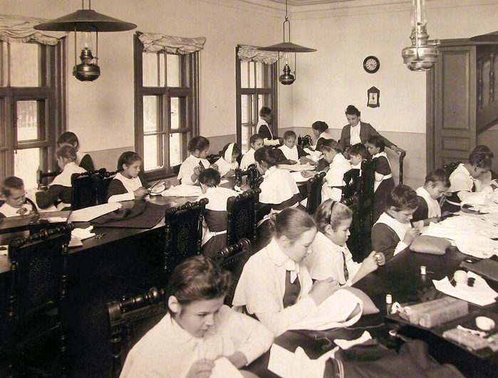  оссия Воспитанницы приюта для глухонемых за работой в швейной мастерской, 1899 год (700x531, 489Kb)