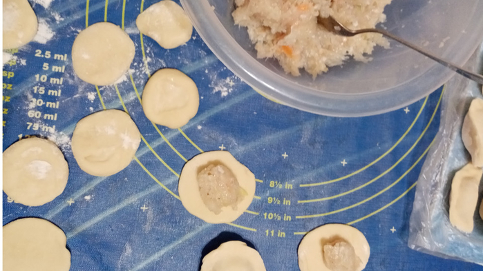 making dumplings (700x393, 304Kb)