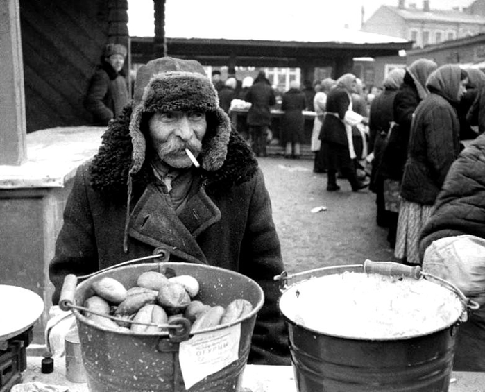 ссср Продавец соленых огурцов и квашеной капусты на Зацепском рынке, Москва, 1960 год (700x565, 220Kb)