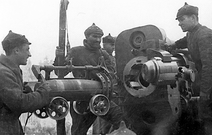 ссср Процесс заряжания 203мм снаряда в тяжёлую гаубицу Б-4. Февраль 1940г. (700x448, 182Kb)