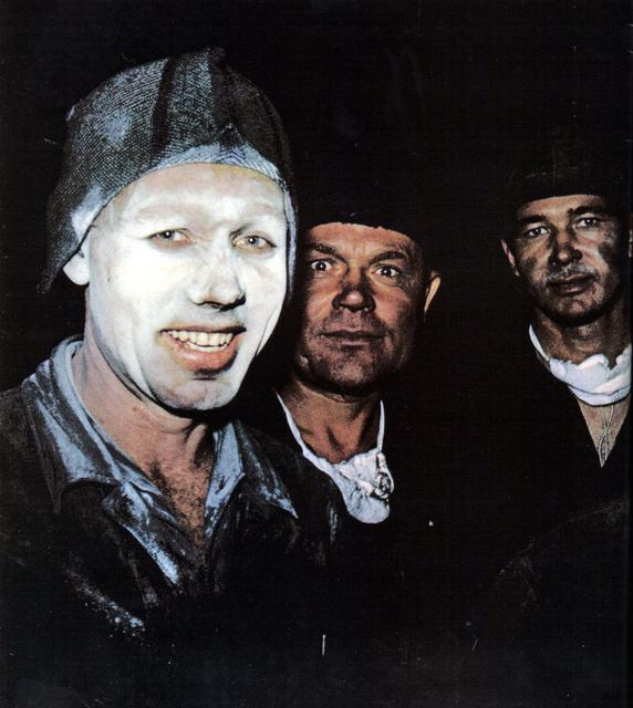 ссср  абочие алюминиевого завода под иркутском. Один из них покрывает лицо пудрой, чтобы защитить кожу от мельчайших частиц углерода, 1967 (572x640, 171Kb)