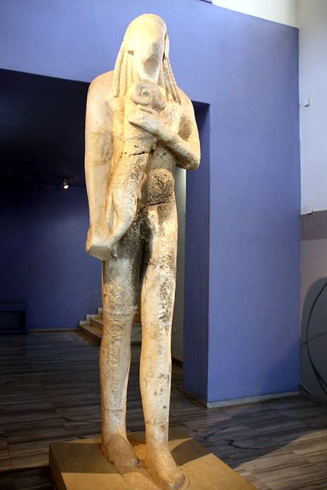 0 0 Одним из самых ценных экспонатов является 3,5-метровая статуя куроса, несущего овцу, найденную в святилище Апполона в акрополе Тасоса (466x700, 280Kb)