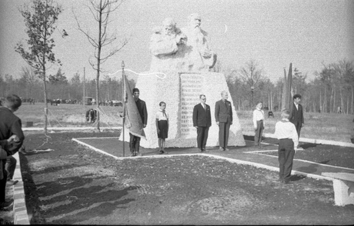 Братья Цубы   Открытие памятника в 1966 году (700x447, 193Kb)