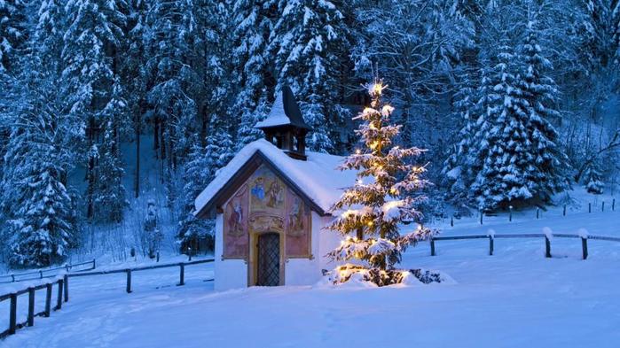 beleuchteter-christbaum-vor-einer-kapelle-in-der-abenddaemmerung-illuminated-christmas-tree-in-front-of-a-chapel-at-dawn (1) (900x593, 70Kb)