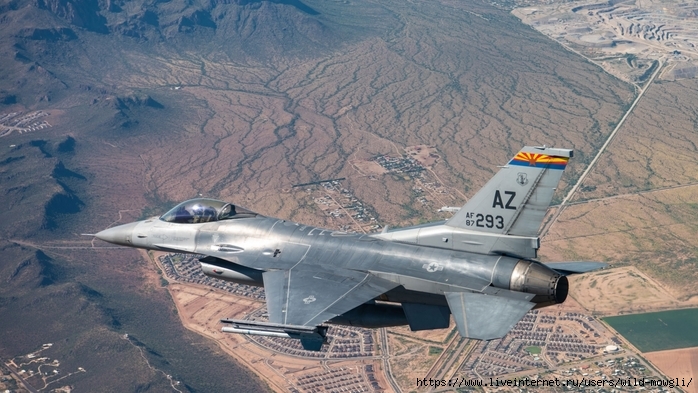 An F-16 assigned to the 162nd Fighter Wing flies over Tucson, Arizona, during a training mission in 2022/7399830_3d4c145783da42a58e92001610e67aca1 (700x393, 266Kb)