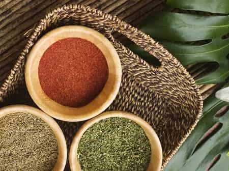 spices-in-basket-on-table-outdoors-overhead-view-sb10064049e-001-5a011fe9ec2f640037856eca-min (450x336, 117Kb)