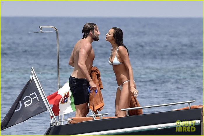 irina-shayk-bradley-cooper-kiss-yacht-06 (700x466, 297Kb)