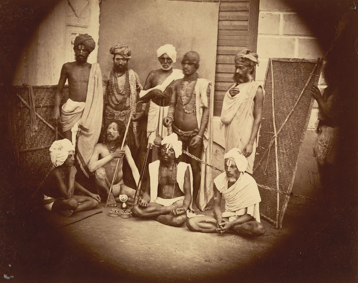 845191_Group_portrait_of_Hindu_ascetics_Sadhu__Eastern_Bengal_1860s (700x554, 137Kb)